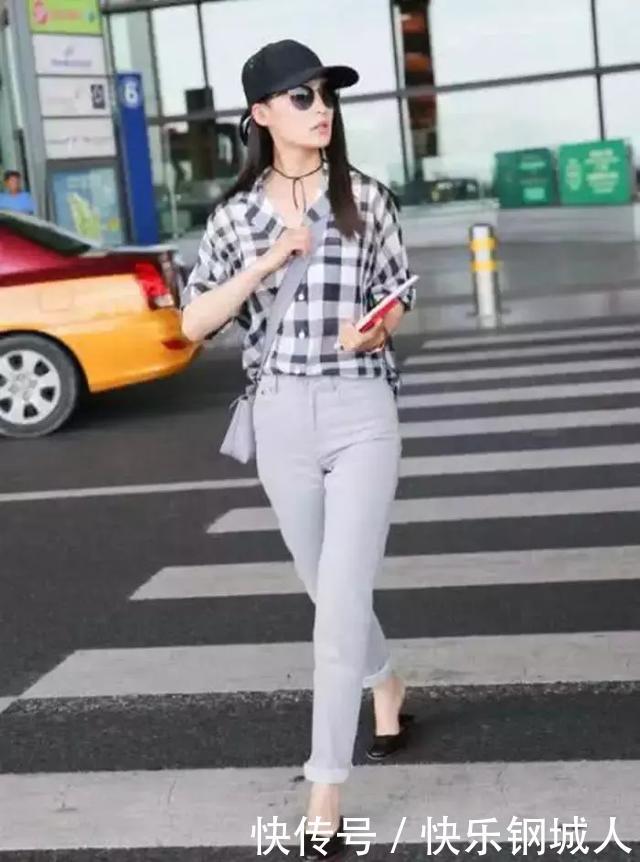 李沁35码的小脚出现在机场，别肉肉的，特别上镜！