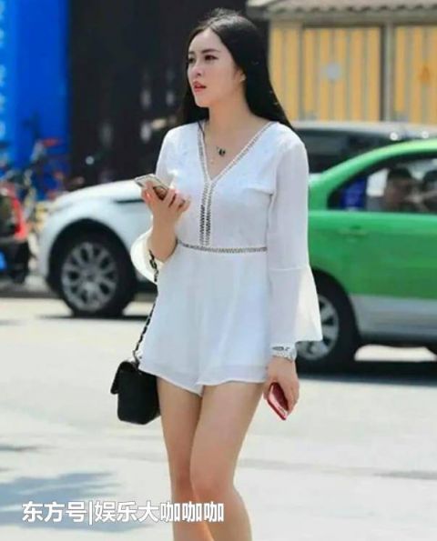 美女■街拍:秀色可餐的美女,一件白色背心配浅色短裤,青春活力气息