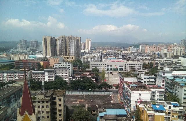 四川潜力最大的县：高铁站建得比成都还多，现在还准备盖机场！