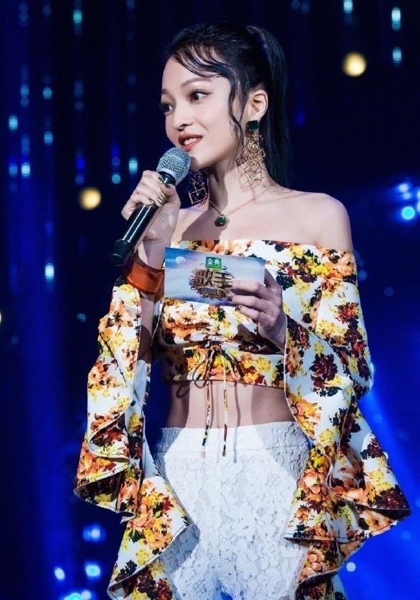 迪丽热巴和张韶涵撞衫，相差11岁却输在袖口，网友：差距一目了然