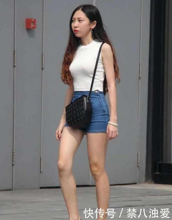  『圆帽』街拍小姐姐戴一顶圆帽，还有一副酷酷的太阳镜，很显街头气质感