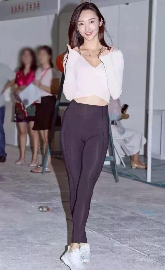 瑜伽教练大秀纤细小蛮腰，严肃的她拍照抢镜展现甜美一面