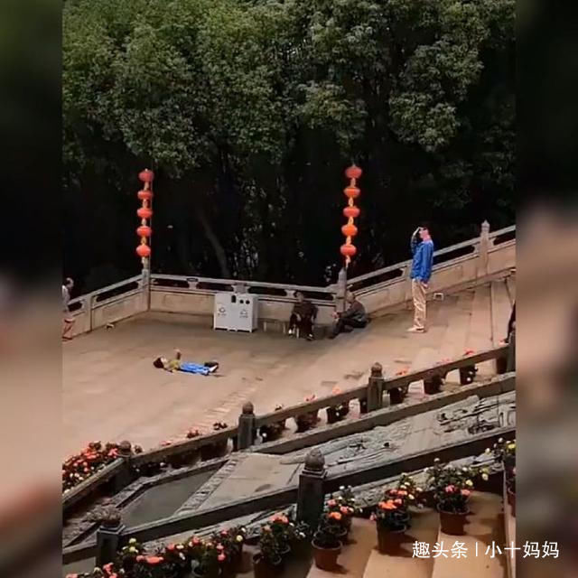  『熟练』亲爸让女儿为自己使出“浑身解数”拍照，网友：让人心疼的熟练！