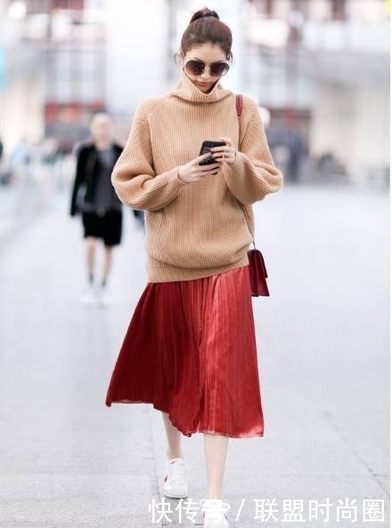 何穗只穿一件衬衫就去机场，惹得路人频回头，网友：必须满分！