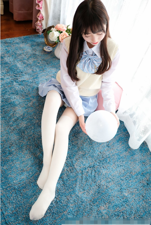 甜美白丝美腿少女：你快回家陪我，好想你