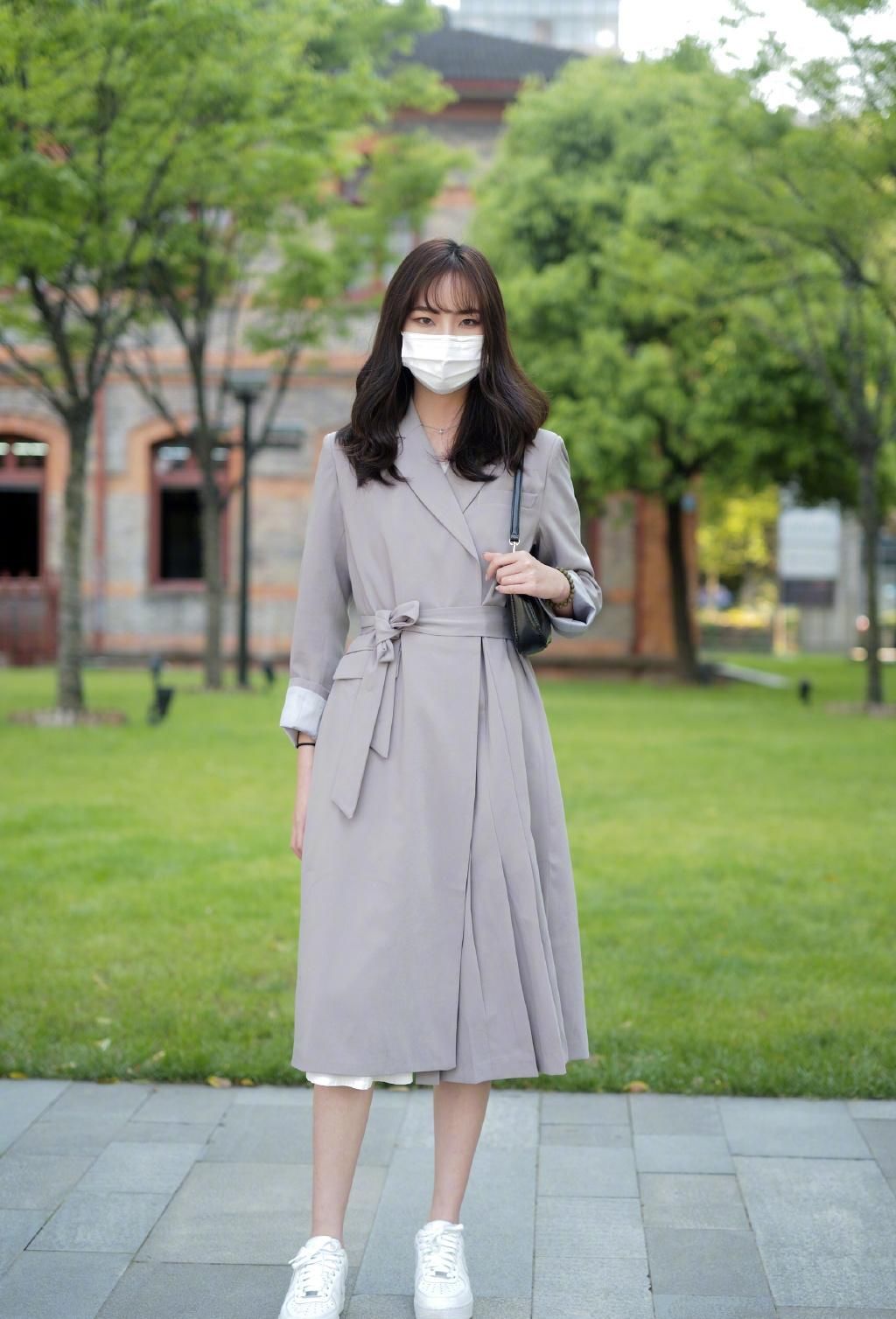 『美女』美女街拍:你见过山水饮过风声 说余生山水再不相逢