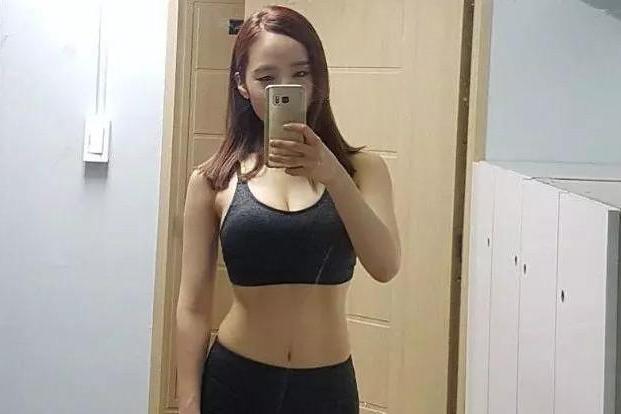 身材一级棒的紧身打底裤美女：大秀玲珑曲线，绽放性格成熟魅力！