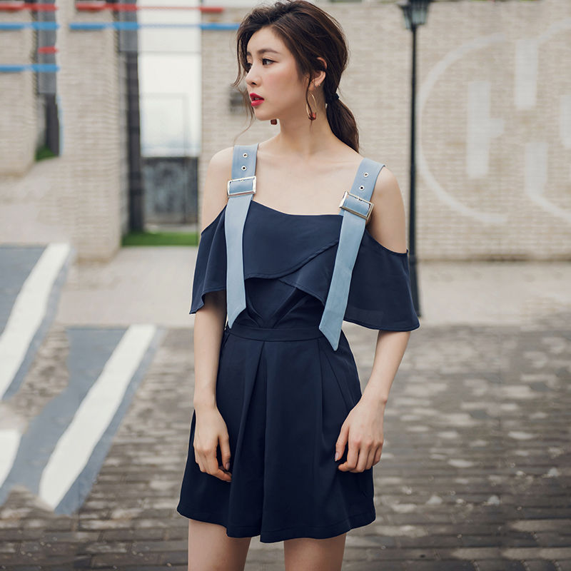 夏天没人穿黑丝袜，但穿上包臀连体裤，走路一抖一抖的，忍不住看