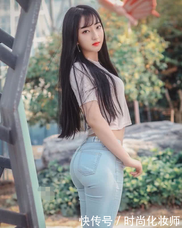 真正的美女在修身裤的修饰下，身材丰满或者清瘦其实都无关紧要！