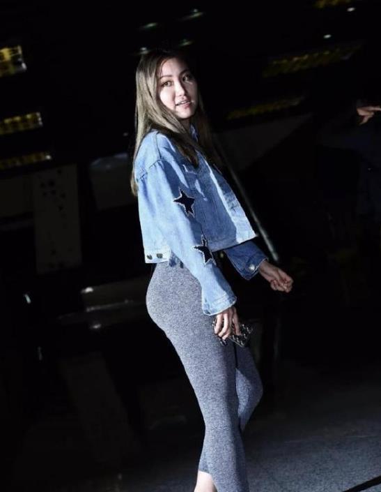  【美女】街拍：名嫒美姝的美女，一件白色的连衣裙，优雅大方气质十足