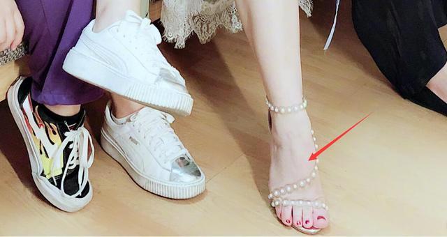 冉莹颖穿了十个小时的高跟鞋，脱下鞋后双脚触目惊心！