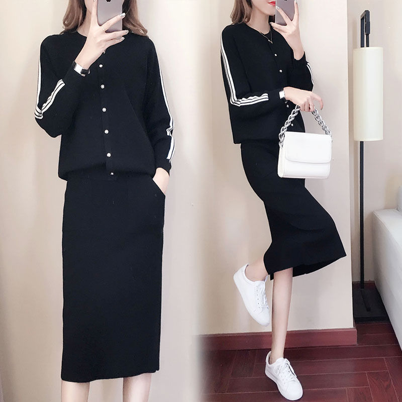 入秋后，流行这样的洋气套装，适合40-55岁女人，美的很出众