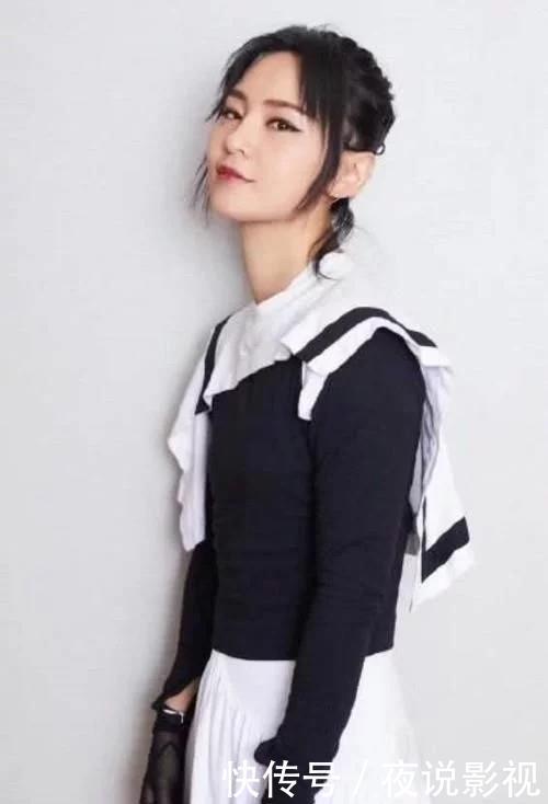 周笔畅高估了自己，自以为披一块布很时尚，不料穿出满满的尴尬