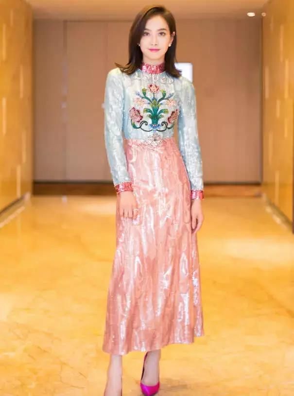 宋茜终于穿对了,渔网袜配英伦鞋时尚美哭了,网友:为她爆灯!