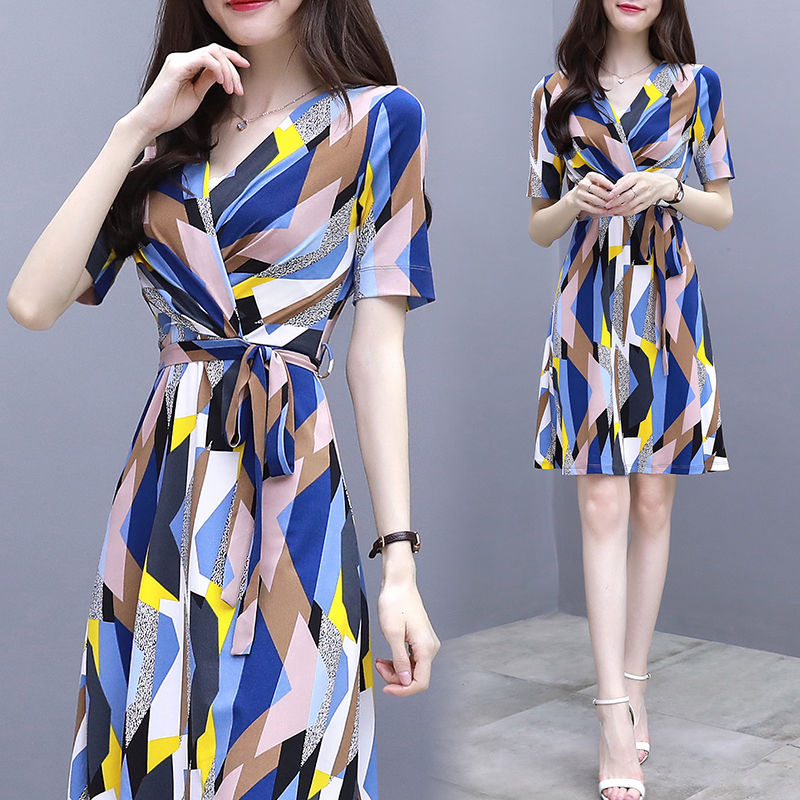 有一种裙叫“露肩裙”，百分80女人穿性感俏皮，清新像个小姑娘