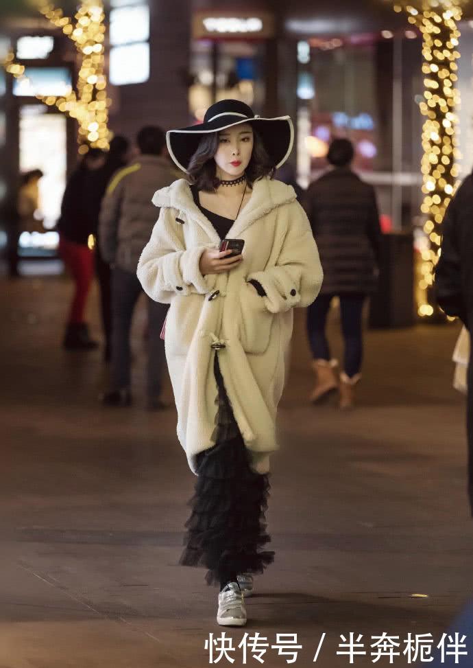  幸运：街拍：美女身材迷人，娶到她的人，也是非常的幸运了。