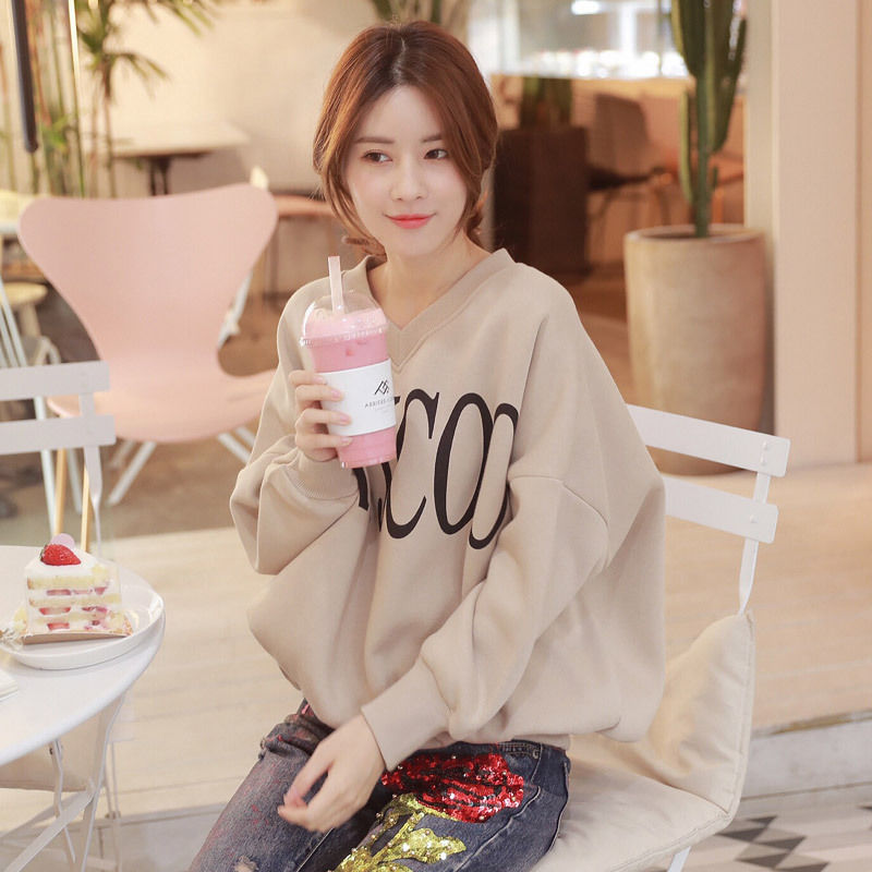 咦!连衣裙搭高跟，俗不可耐!眼下超兴卫衣+热裤，时髦燃爆秋季