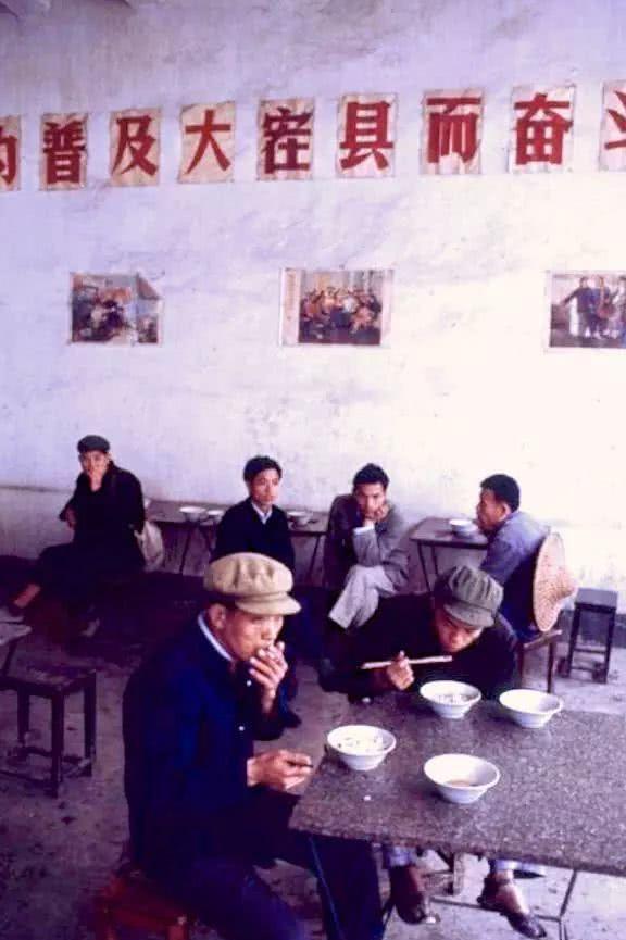 15张老照片:80年代外国游客拍摄的中国小吃！
