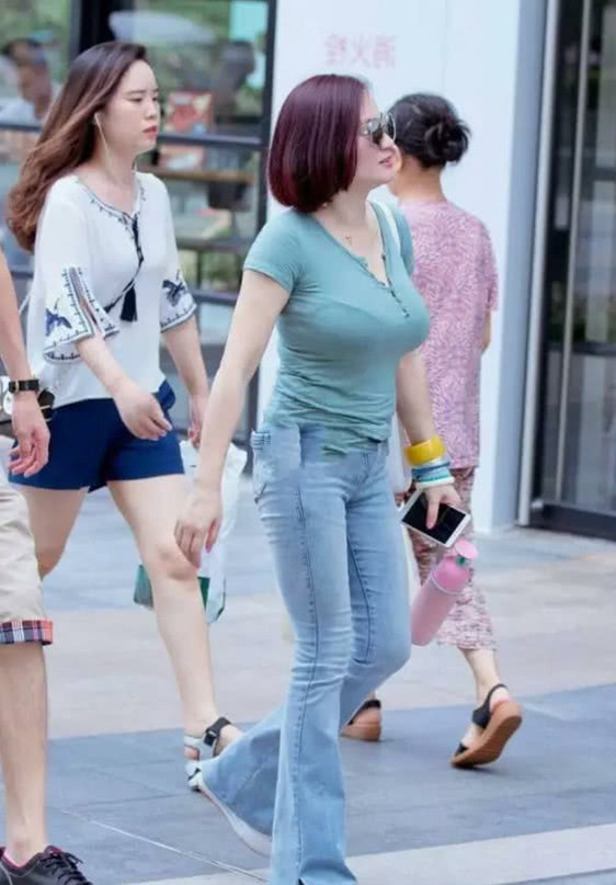 气质小姐姐紧绷的胸部线条，一枝独秀，搭讪的小伙子眼神出卖了你