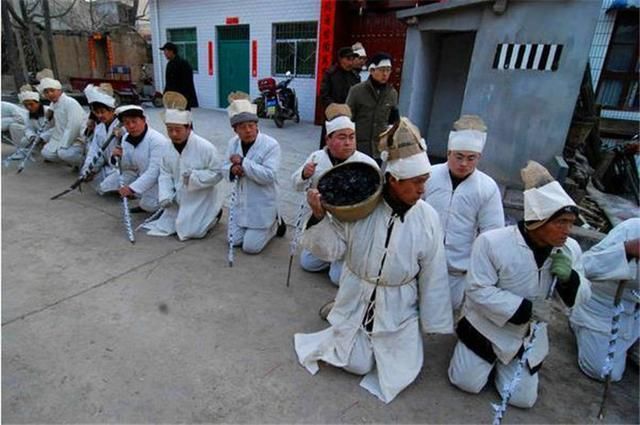 新一代农民，在农村这样办“白事”，使老人很无奈，直言：荒唐