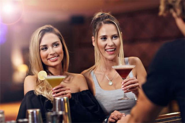 导游提醒:去俄罗斯旅游千万别和当地女孩喝酒,不然可能人财两空