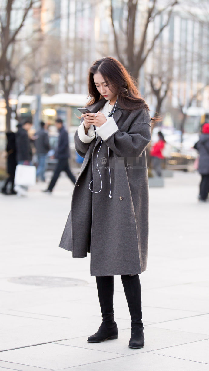 街拍:图2小姐姐穿白色吊带蕾丝裙，网友:肩部性感纹身很个性