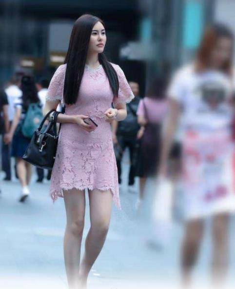 『展现』街拍:身材高挑的美女,露肩上衣配紧身牛仔,展现曼妙好身材
