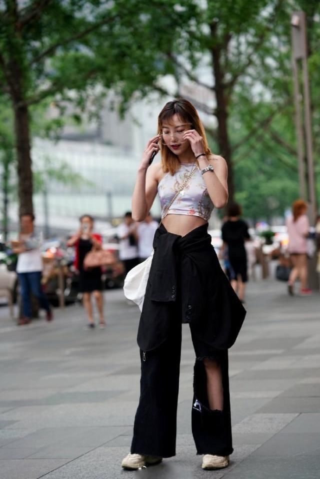  时尚元素|潮女街拍：小肚兜搭乞丐裤街头独一无二的存在