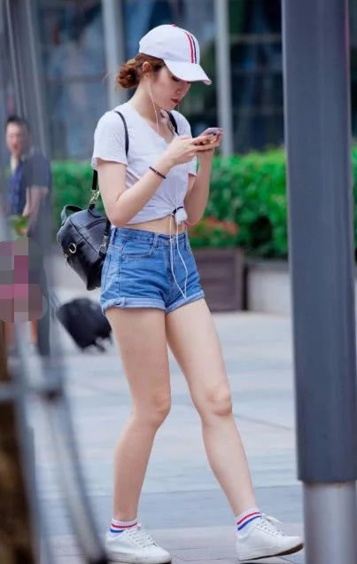 小姐姐超短牛仔裤尽显一双迷人大长腿，紧身的感觉完美的展现了小