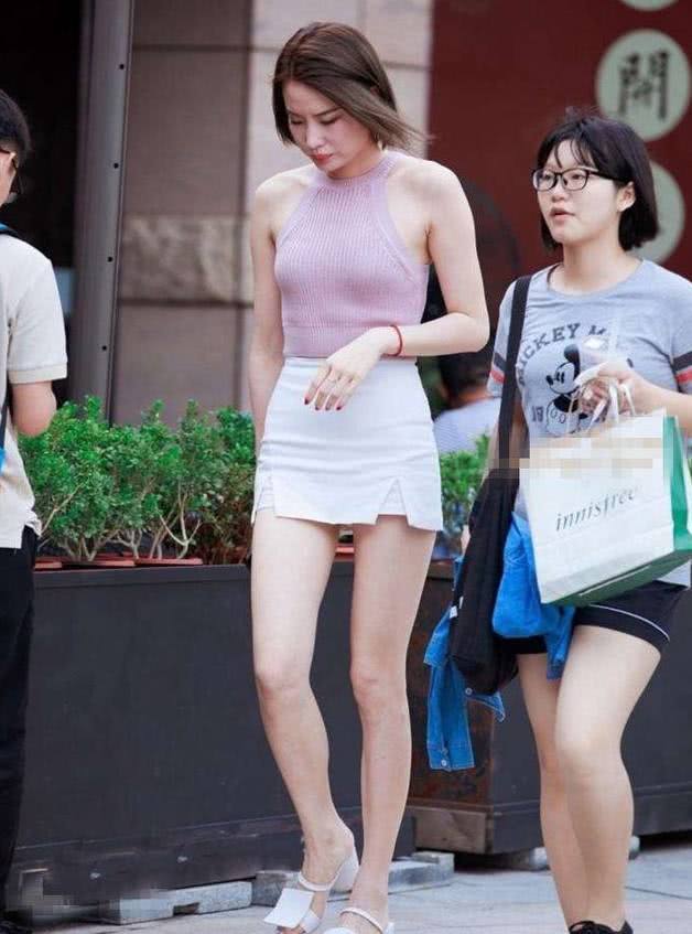 街拍：清凉气质的漂亮小姐姐，青春活泼格外的醒目！