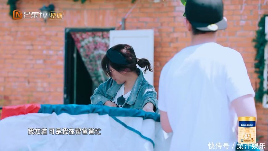 波妞肚子饿委屈大哭,伸手要拿果泥吃,修杰楷说