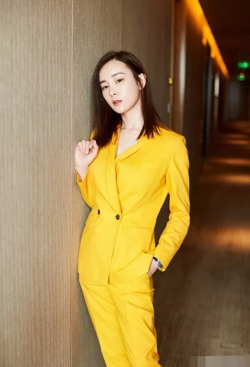 张檬取出假体果然变美了，身着西服套装，颜值瞬间上升好几度！