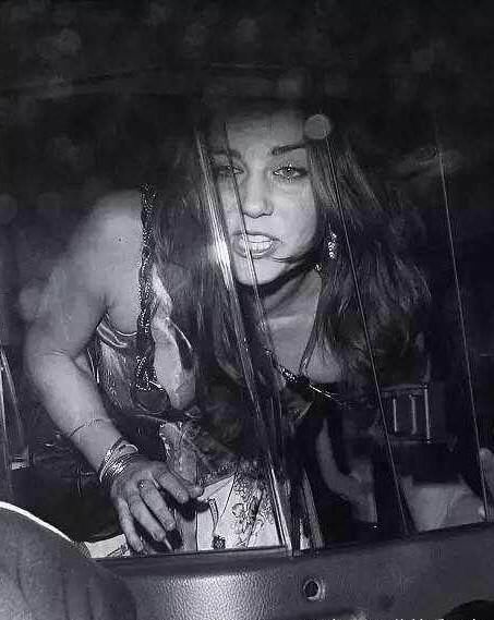 凯特年轻时也疯狂过,穿着性感与威廉宿醉,堪称“百变王妃”!