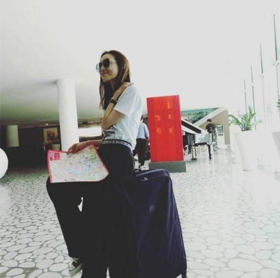 范玮琪休闲装扮现身机场 甜笑撩发元气满满