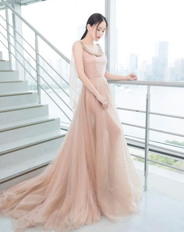 陈乔恩也是绝了，清新樱桃裙穿出成熟女人味，好身材藏都藏不住!