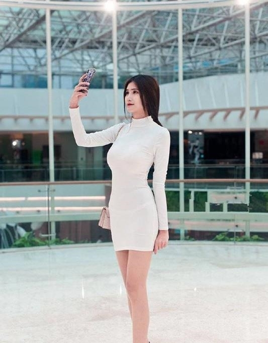  『气质』美女街拍：打扮时尚的小姐姐，显露出了性感的身材，还很有气质！