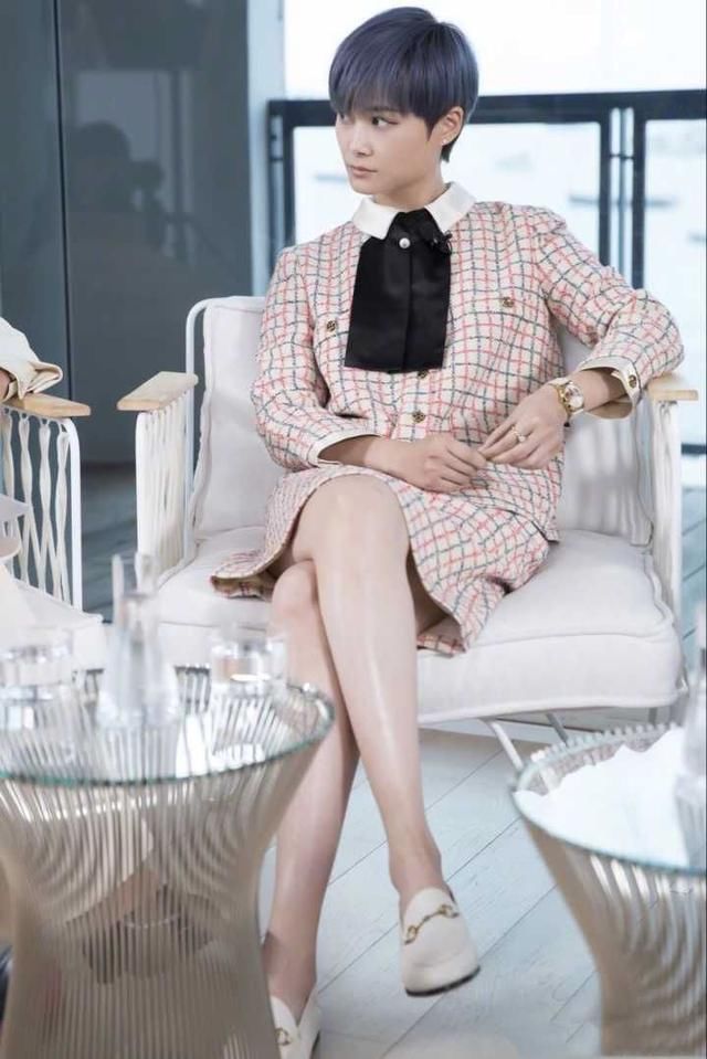 李宇春不穿短裤，真不知道她腿这么好看，可惜衣服太像“厂服”了