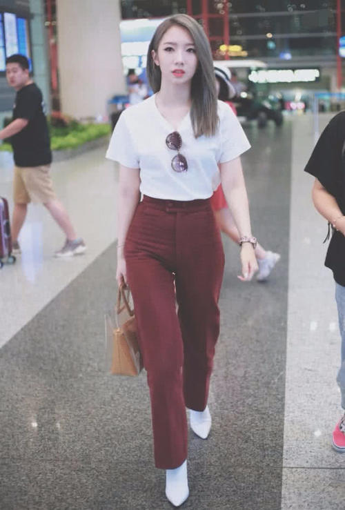 超佩服孟美岐!竟同时拎两个包包出街,手难道不酸吗?