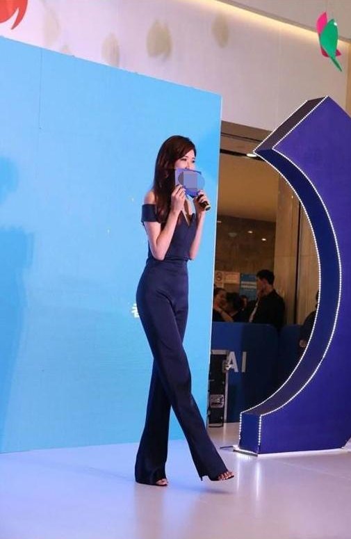 本以为黄圣依穿深V身材炸裂，但看到林志玲，我沉默了!