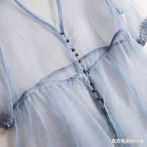 夏天穿吊带裙出街,清爽透气自在无边,你心动了吗?