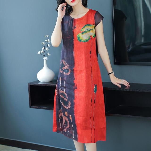 50岁女人别穿妈妈装，太土！穿下面的这样“丝绸裙”，美到爆