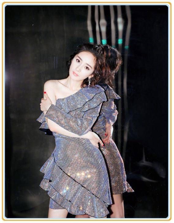 没有杨幂的身材真别穿露肩裙，像毛晓彤这样勒出赘肉就尴尬了!