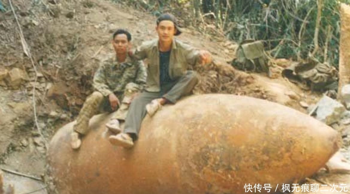 『发财』越南人十年间一直在清除战争遗留的炸弹,有的炸弹比人还粗,每次挖到也是发财!
