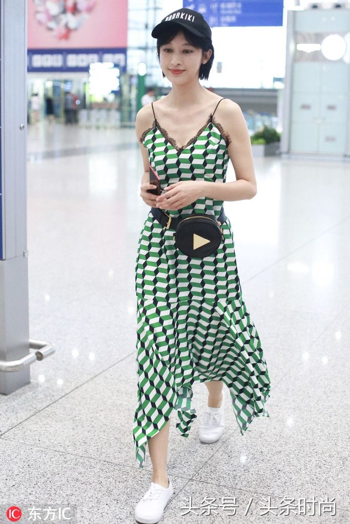 张俪最新机场街拍|穿上这条吊带裙 可以撩起整个世界