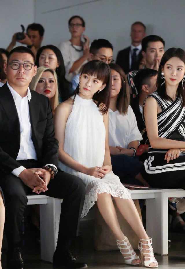 “准妈妈”陈意涵出席时装周，小白裙穿出少女感，可高跟鞋亮了！