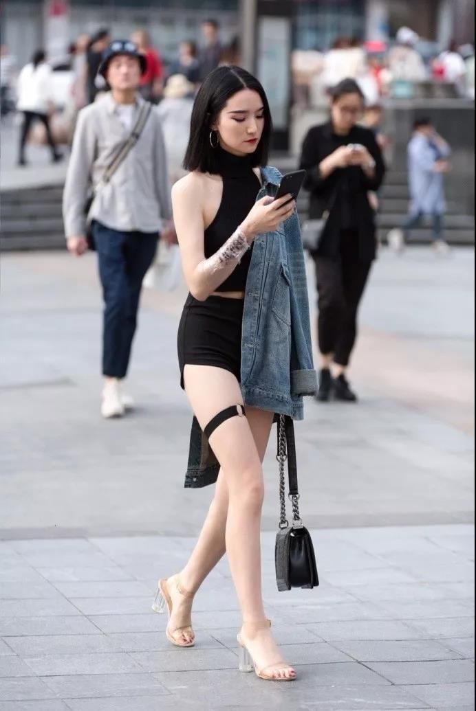 街拍路人，尽显青春范的独特穿搭参考，让你的夏天充满时尚与活力
