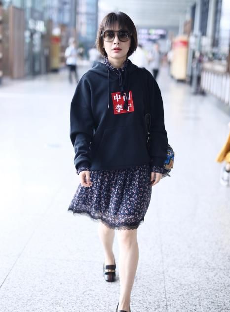 吴昕咋想的?居然穿一条土掉渣的碎花裙来走机场，尽显老气似大妈