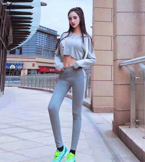 优雅干练的紧身裤美女，彰显年轻的个性！