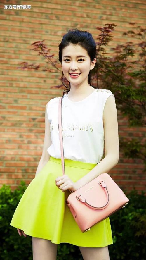 乔欣真会穿！T恤配半身裙十分清爽，网友：非常的优雅大气！