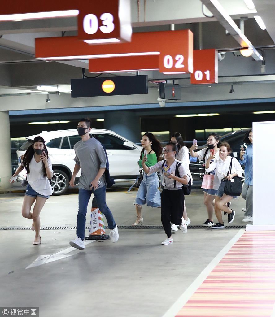 大型“追”星现场！陈学冬梳小辫儿潮范儿十足 穿单薄灰T胸肌轮廓